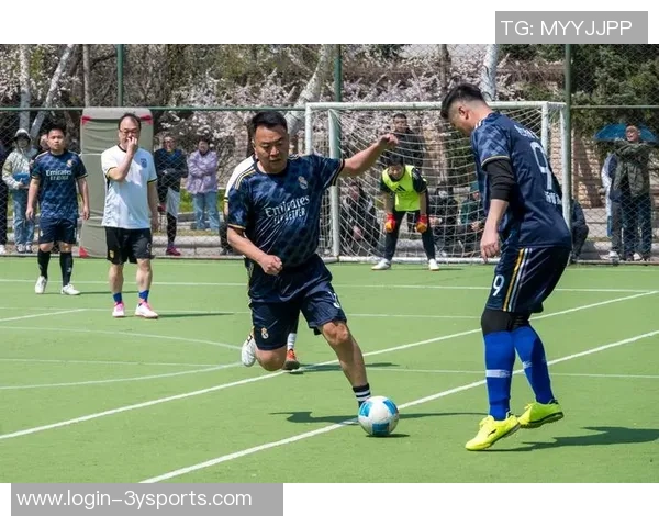 第一次看足球赛的心跳与欢呼让我感受到激情与团结的力量